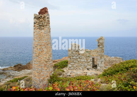 Les ruines de la mine de cuivre au point dans l'île de Virgin Gorda, nationalpark, British Virgin Islands, Caribbean Banque D'Images