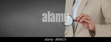 Digital composite of business woman holding une loupe comme à un concept d'assurance Banque D'Images