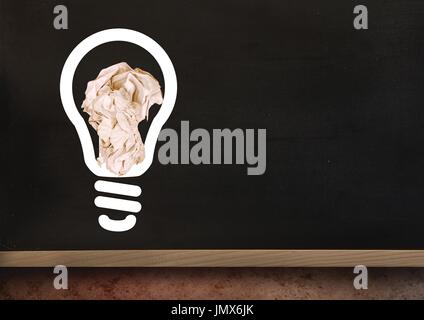 Digital composite de l'ampoule avec du papier chiffonné ball in front of blackboard Banque D'Images