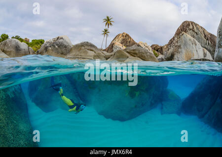 Les Thermes, avec bloulder Splitlevel snorkeler et, les bains, l'île de Virgin Gorda, îles Vierges britanniques, la mer des Caraïbes Banque D'Images