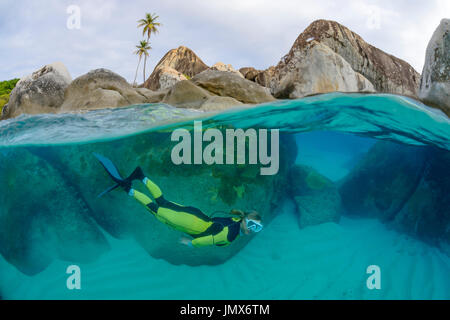 Les Thermes, avec bloulder Splitlevel snorkeler et, les bains, l'île de Virgin Gorda, îles Vierges britanniques, la mer des Caraïbes Banque D'Images