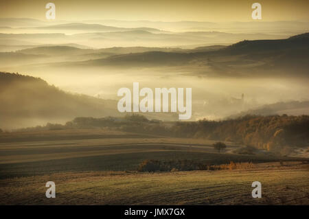 Matin d'automne, paysage de collines dans le brouillard en milieu rural en europe de l'Est Banque D'Images
