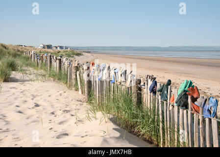 Barrière de la mer couverte de gants perdus dans la ville de grandeur,kent,uk. Banque D'Images