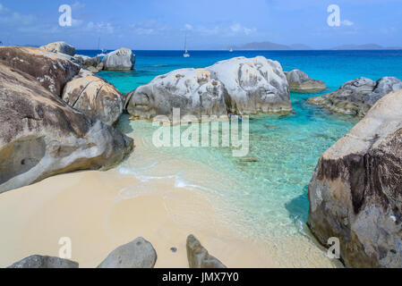 Spring Bay avec boulder par les Bains, les Bains, Spring Bay, l'île de Virgin Gorda, îles Vierges britanniques, la mer des Caraïbes Banque D'Images