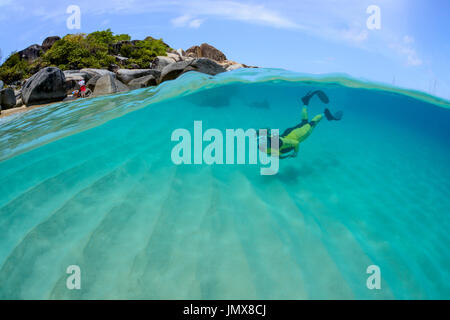 Les Thermes, avec bloulder Splitlevel snorkeler et, les bains, l'île de Virgin Gorda, îles Vierges britanniques, la mer des Caraïbes Banque D'Images