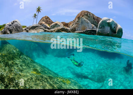 Les Thermes, avec bloulder Splitlevel snorkeler et, les bains, l'île de Virgin Gorda, îles Vierges britanniques, la mer des Caraïbes Banque D'Images