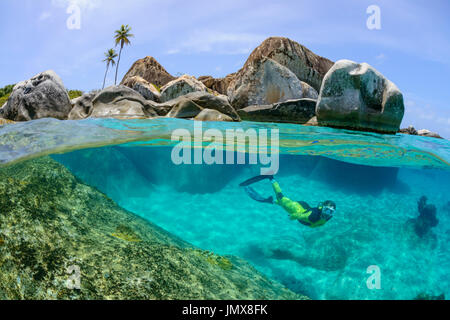 Les Thermes, avec bloulder Splitlevel snorkeler et, les bains, l'île de Virgin Gorda, îles Vierges britanniques, la mer des Caraïbes Banque D'Images