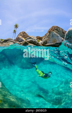 Les Thermes, avec bloulder Splitlevel snorkeler et, les bains, l'île de Virgin Gorda, îles Vierges britanniques, la mer des Caraïbes Banque D'Images