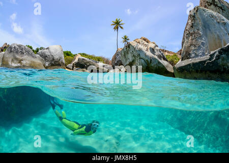 Les Thermes, avec bloulder Splitlevel snorkeler et, les bains, l'île de Virgin Gorda, îles Vierges britanniques, la mer des Caraïbes Banque D'Images