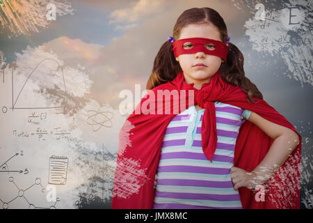 Portrait de jeune fille en costume de super-héro contre ciel nuageux pendant le coucher du soleil Banque D'Images