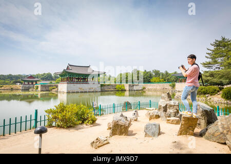 Les touristes visitant le palais de Donggung Wolji et étang sur Juin 22, 2017 à Gyeongju, Corée du Sud - destination Tour Banque D'Images