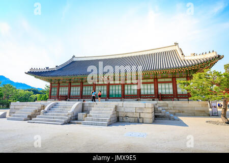 Les touristes visitant la maison traditionnelle en bois de Corée dans le Gyeongbokgung 19 juin 2017 dans la ville de Séoul, Corée du Sud - destination Tour Banque D'Images