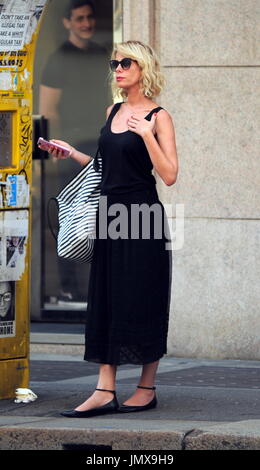 Alessia Marcuzzi et Alessandra Grillo dans un restaurant à Milan avant de partir dans un taxi avec : Alessia Marcuzzi Où : Milan, Italie Quand : 27 Oct 2017 Credit : IPA/WENN.com **Uniquement disponible pour publication au Royaume-Uni, USA, Allemagne, Autriche, Suisse** Banque D'Images