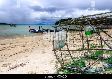 Rawai, Thailand - Octobre 27, 2013 piège à poisson : attend sur la plage de Rawai et à longue queue traditionnels bateaux amarrés sur off-shore pointe sud de Phuket Banque D'Images