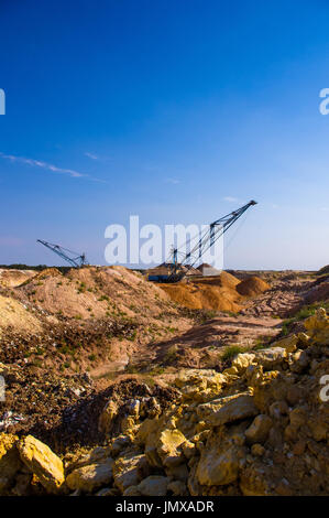 La grande ourse excavatrice dragline creuser l'argile sur fond de ciel bleu Banque D'Images