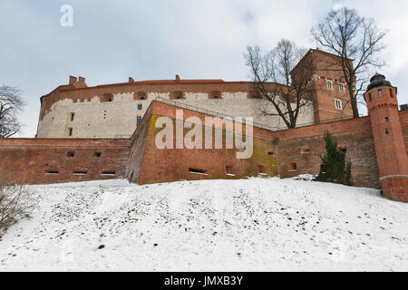 Le château royal de Wawel Sandomierska tour et remparts à Cracovie, Pologne. Banque D'Images