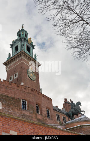 Tadeusz Kosciuszko monument et tour de l'horloge de la cathédrale de Wawel à Cracovie, Pologne. Banque D'Images