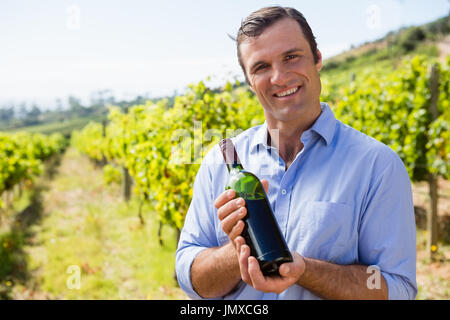 Portrait of smiling vigneron vignoble vin en examen Banque D'Images