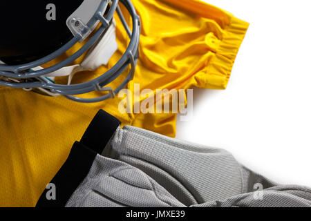 Close up of sports jersey avec casque sur fond blanc Banque D'Images