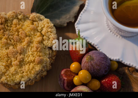 Close-up de divers fruits, bonne nourriture, et une tasse de thé vert sur planche à découper Banque D'Images