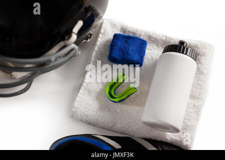 High angle view of armband et bouteille sur serviette par casque sport Banque D'Images