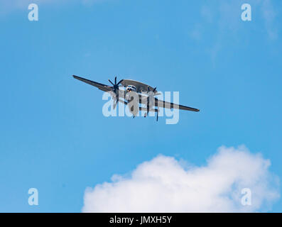 Bossier City, Louisiane, U.S.A. - 20 juillet 2017 : Une marine E2C Hawkeye les approches de type AWACS, Base aérienne de Barksdale, dans le nord-ouest de la Louisiane. Banque D'Images