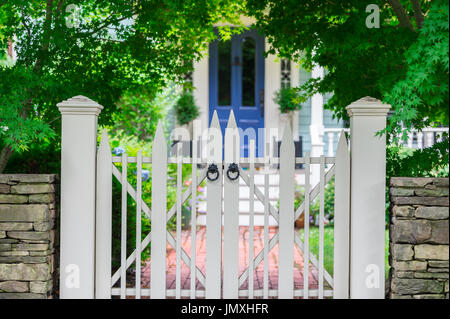 Gate et promenade à un sag harbor home, Sag Harbor, NY Banque D'Images