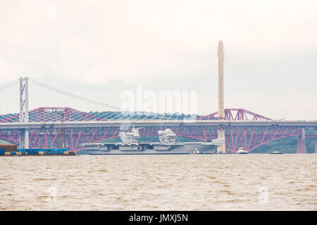 Photo: Le porte-avions HMS Queen elizabeth quitte le chantier naval de Rosyth Banque D'Images