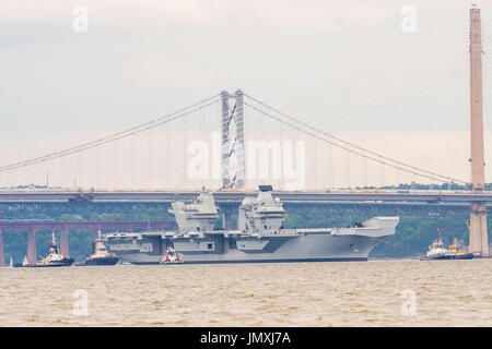 Photo: Le porte-avions HMS Queen elizabeth quitte le chantier naval de Rosyth Banque D'Images