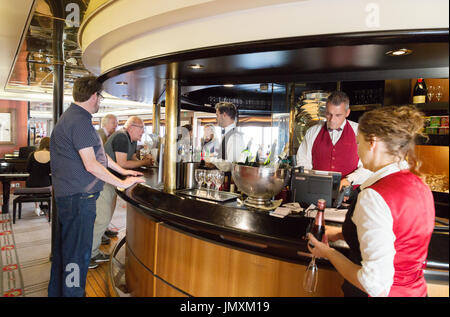 Brittany Ferries ; - le personnel du bar au bar sur la Bretagne Bretagne 'Ferry' sert des boissons aux passagers Banque D'Images