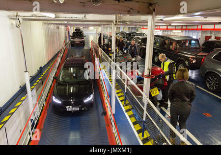 Car-ferry - voitures quittant la Bretagne Bretagne 'ferry' car-ferry, à St Malo, Bretagne France port Banque D'Images