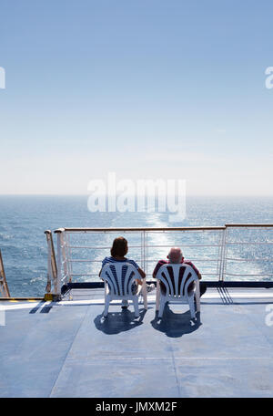 Couple sur une croisière de traversée de la Manche en ferry, Brittany Ferry 'Bretagne', Brittany Ferries, de Portsmouth UK à St Malo France, Europe Banque D'Images