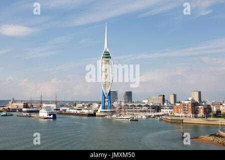 Toits de Portsmouth, Royaume-Uni avec l'Unis Spinnaker Tower, Portsmouth, Royaume-Uni Banque D'Images