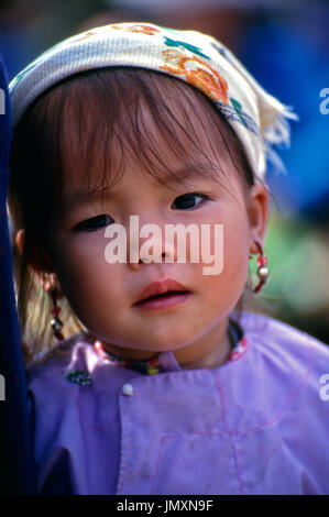 Portrait d'une jeune fille de la minorité ethnique Dai de Xishuangbanna, dans la province de Yunnan. Banque D'Images