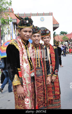 Groupe de jeunes garçons en costumes traditionnels malais Banque D'Images