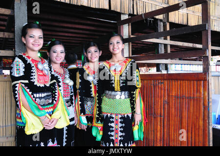Groupe de gens de Bornéo en costumes traditionnels ethniques Banque D'Images