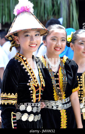 KOTA KINABALU, MALAISIE - 30 MAI 2015 : les jeunes filles de Kadazandusun tribu dans leur costume traditionnel au cours de la Sabah State Harvest Festival de célébrité Banque D'Images
