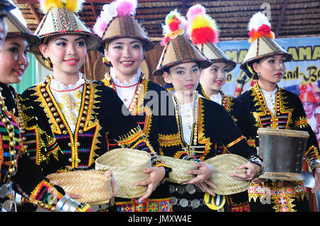 Groupe de gens de Bornéo en costumes traditionnels ethniques Banque D'Images