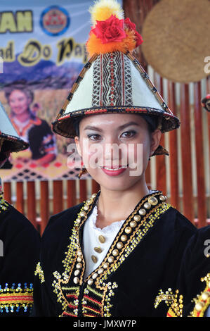 Smiling Kadazan Dusun girl en costume traditionnel Banque D'Images