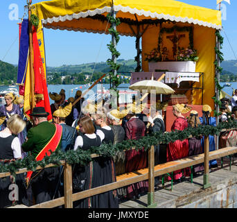 Procession maritime au lac Traunsee à Corpus Christi holiday, navire, femme femmes avec Goldhaube Goldhauben (golden cap caps), église drapeaux, Traunkirc Banque D'Images