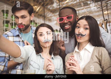 Personnes multiculturelles dans le café étudier ensemble la prise de photos Banque D'Images