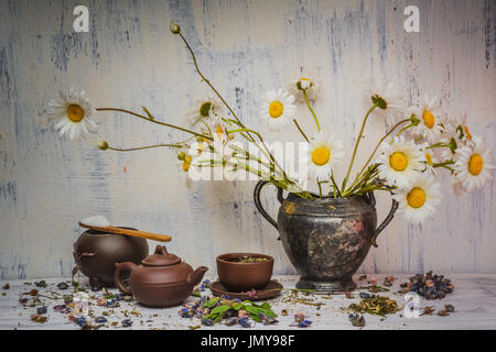 Vase Vintage métal. Still Life with daisies et éléments pour le plateau- tasse, électrique. Style Art- camomille fleurs superbe décoration de l'intérieur Banque D'Images