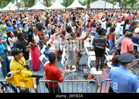 La foule se lève sur leurs pieds à la fête de l'indépendance de l'Amérique Bienvenue WaWa concert sur le Benjamin Franklin Parkway, à Philadelphie, PA, le 4 juillet t Banque D'Images