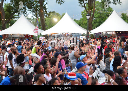 La foule se lève sur leurs pieds à la fête de l'indépendance de l'Amérique Bienvenue WaWa concert sur le Benjamin Franklin Parkway, à Philadelphie, PA, le 4 juillet t Banque D'Images