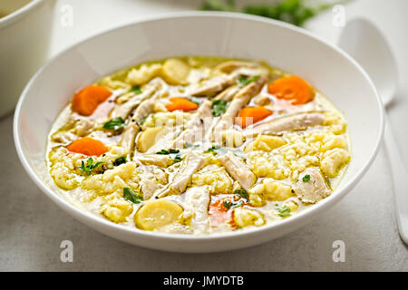 Ragoût de poulet sain à la carotte, panais et versé de noodles Banque D'Images