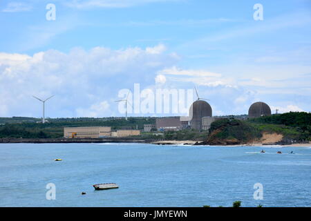 C'est une centrale nucléaire dans le sud de Taïwan avec trois moulins à vent wind powered derrière eux pour rendre le public heureux. Banque D'Images