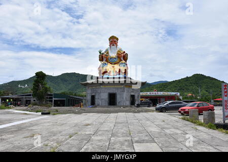 Une statue de Bouddha heureux qui se tient sur 5 mètres de hauteur au sommet d'un temple building actuellement en construction dans le sud de Taïwan. Banque D'Images