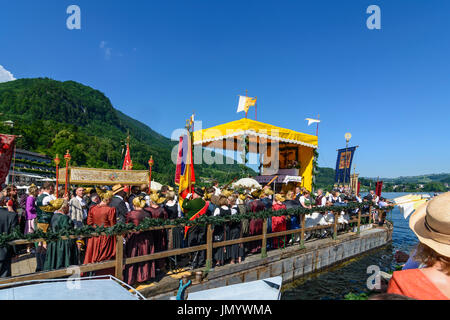 Procession maritime au lac Traunsee à Corpus Christi holiday, navire, femme femmes avec Goldhaube Goldhauben (golden cap caps), église drapeaux, Traunkirc Banque D'Images