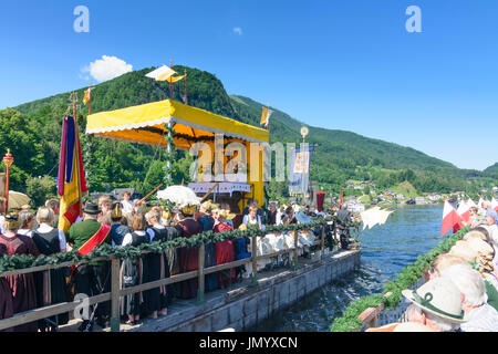 Procession maritime au lac Traunsee à Corpus Christi holiday, navire, femme femmes avec Goldhaube Goldhauben (golden cap caps), église drapeaux, Traunkirc Banque D'Images