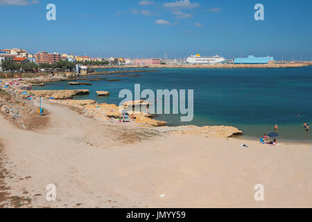 Plage de sable fin sur la mer de la côte du golfe. Porto-Torres, Italie Banque D'Images